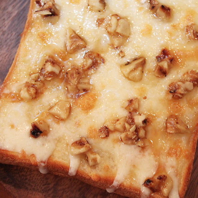 蜂蜜漬け胡桃とチーズのオープンサンド