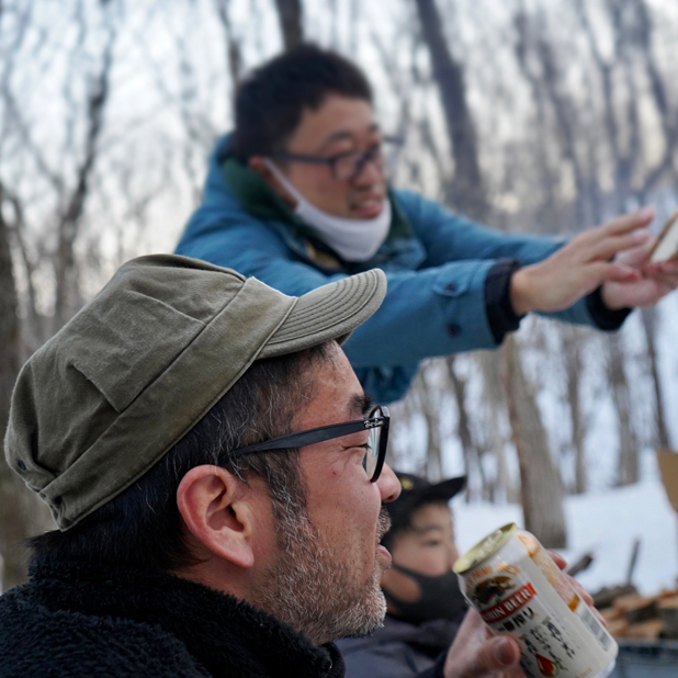 雪中キャンプでビールを飲む僕