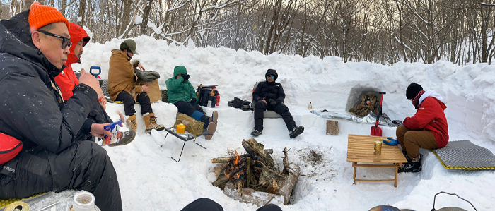 雪中キャンプの宴会用雪洞-寛ぎ中