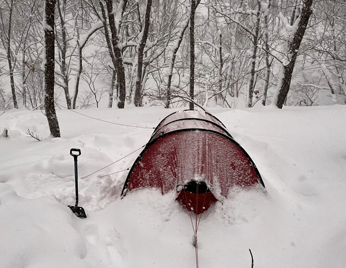 雪中キャンプ-雪に埋もれたHILLEBERG NAMMATJ 3GT-ヒルバーグナマッジ3GT