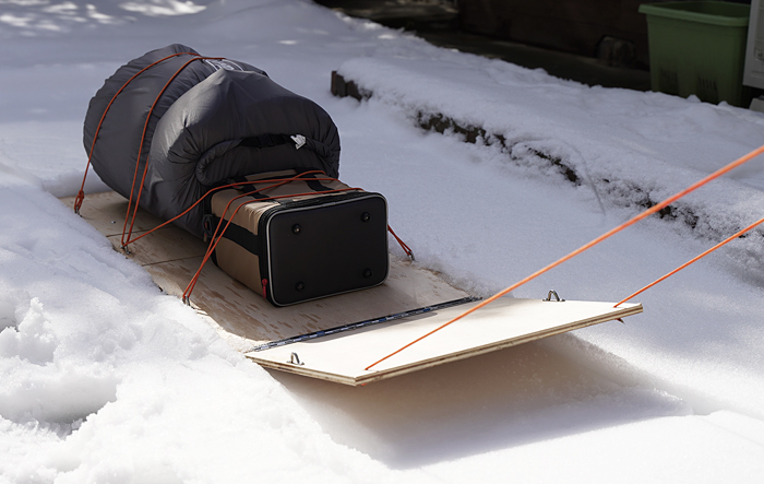雪中キャンプで使用した運搬用ソリ