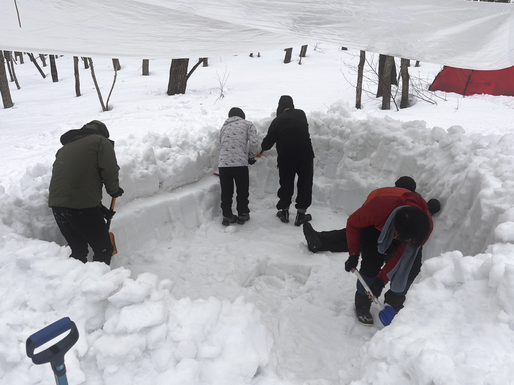 恩原高原に雪中キャンプに行ってきた ’23 宴会場づくり。大人数人で掘るのですぐに大きな穴ができました