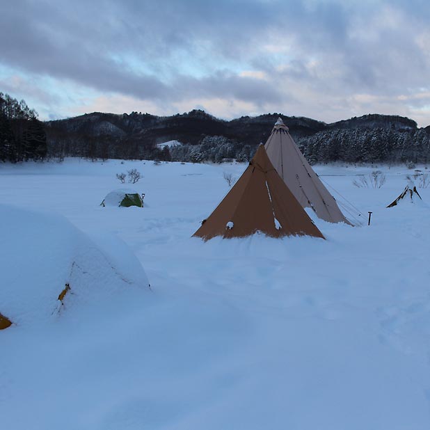 CAMP HOUSE/恩原高原での雪中キャンプ-新雪に包まれたテントたち