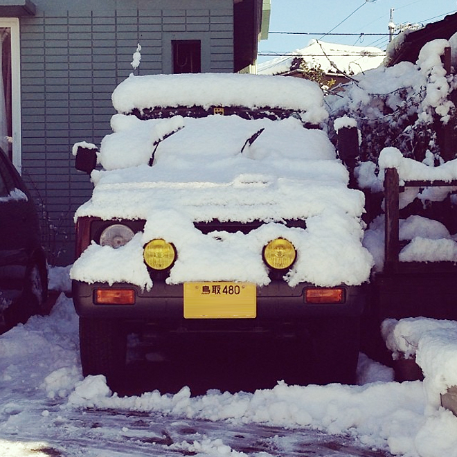 雪に埋もれるジムニー