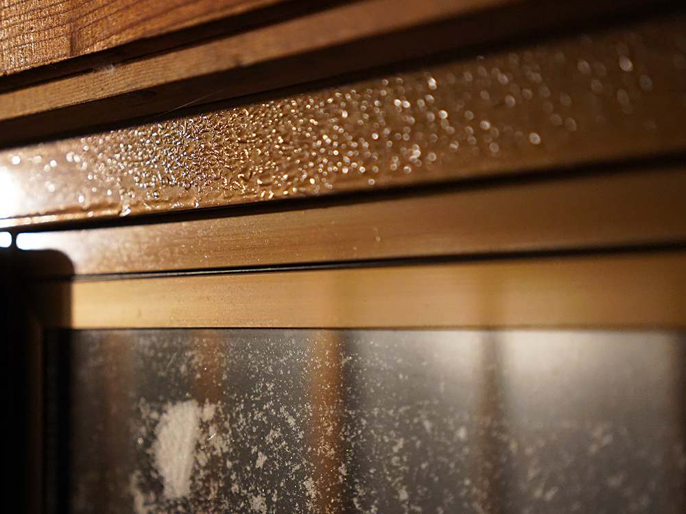 凍りついたサッシ