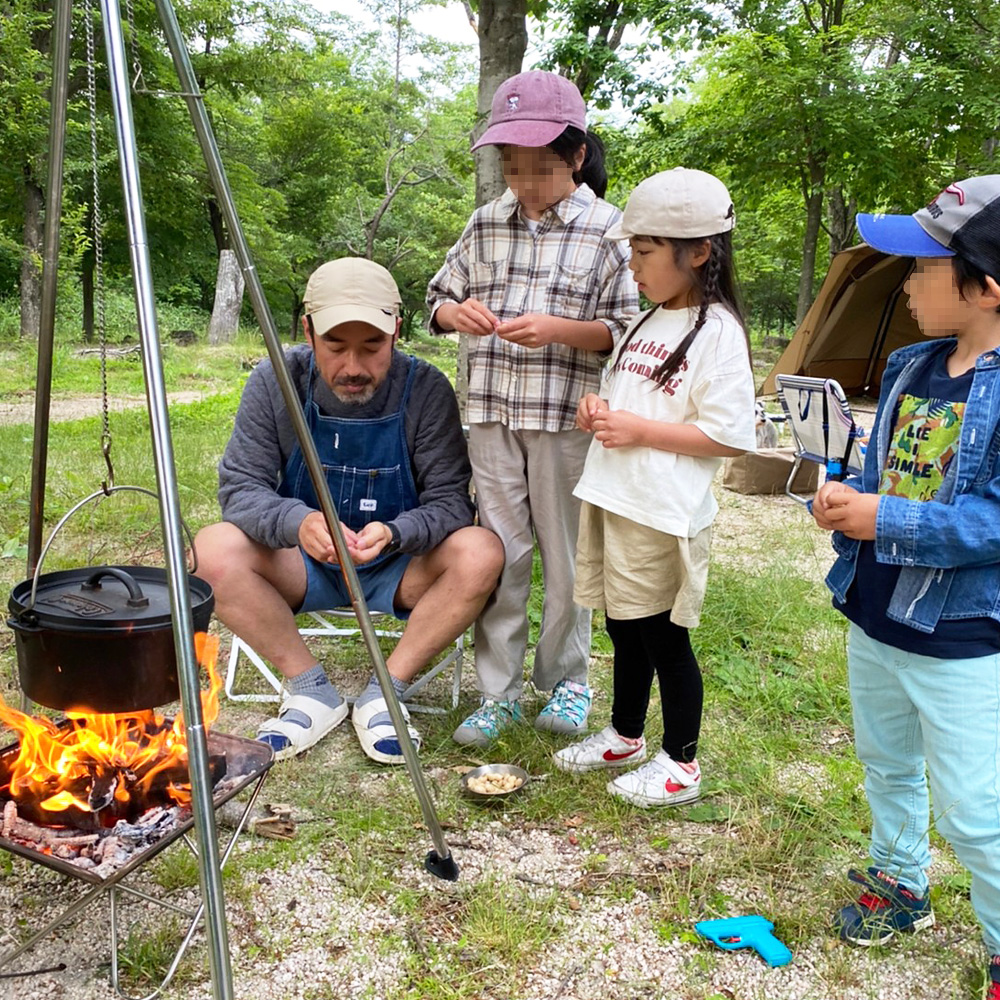 一向平キャンプ場-揚げ物オジサンが教えるピーナツの殻を焚き火で燃やす方法