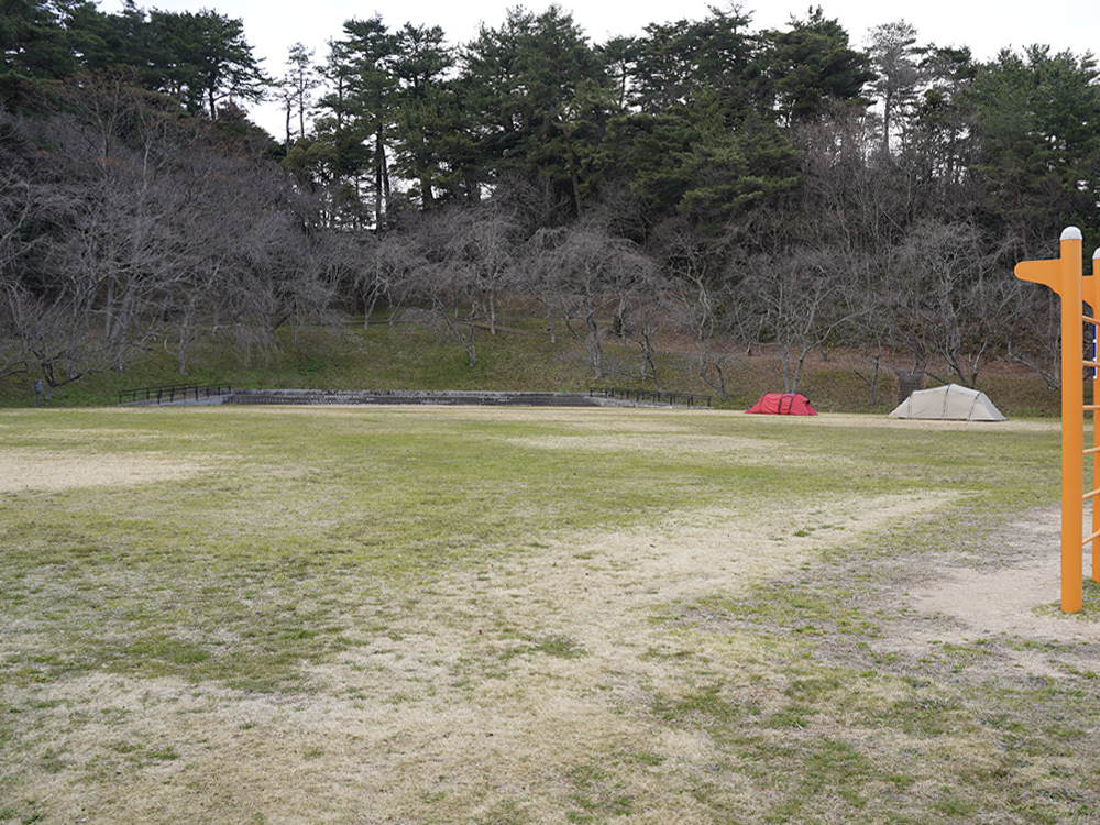 湖山池公園で年末にできなかった父娘雪中キャンプしてきた-多目的広場に設置したテント