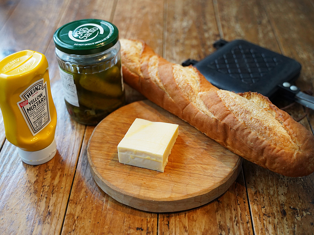 PMCサンドイッチの素材-ピクルス、マスタード、チーズ
