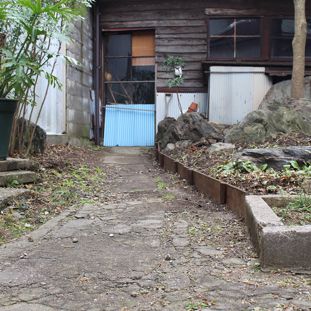 CAMP HOUSE-T町ハウスの庭-小屋への道