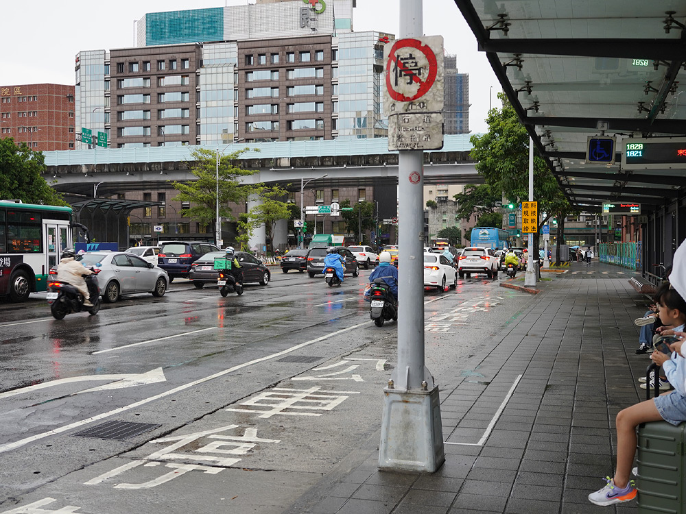 台湾に行ってきた-台北駅近くのバス停