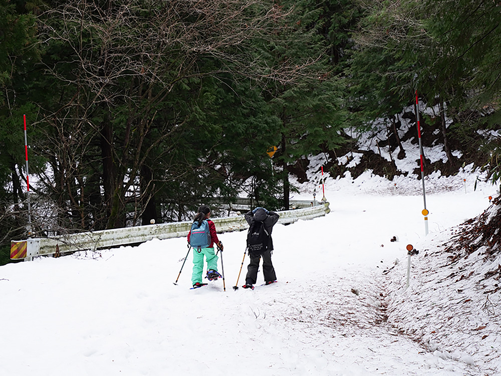 CAMP HOUSE 雪の上を娘と歩いてきた - この日できたお友だちと一緒に歩く
